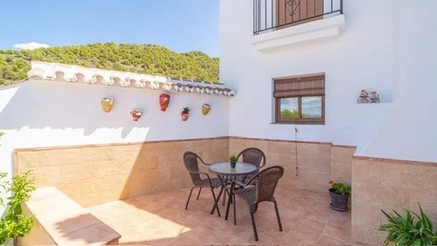 Entrance patio with table and chairs