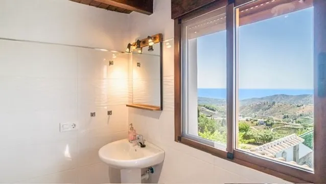Upstairs bathroom with a window onto the sea
